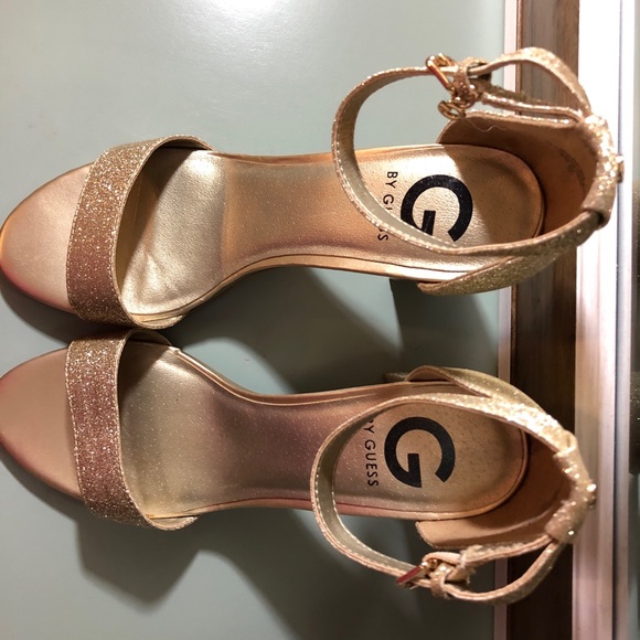Size 8 Gold Guess Heel - Picture 2 of 5